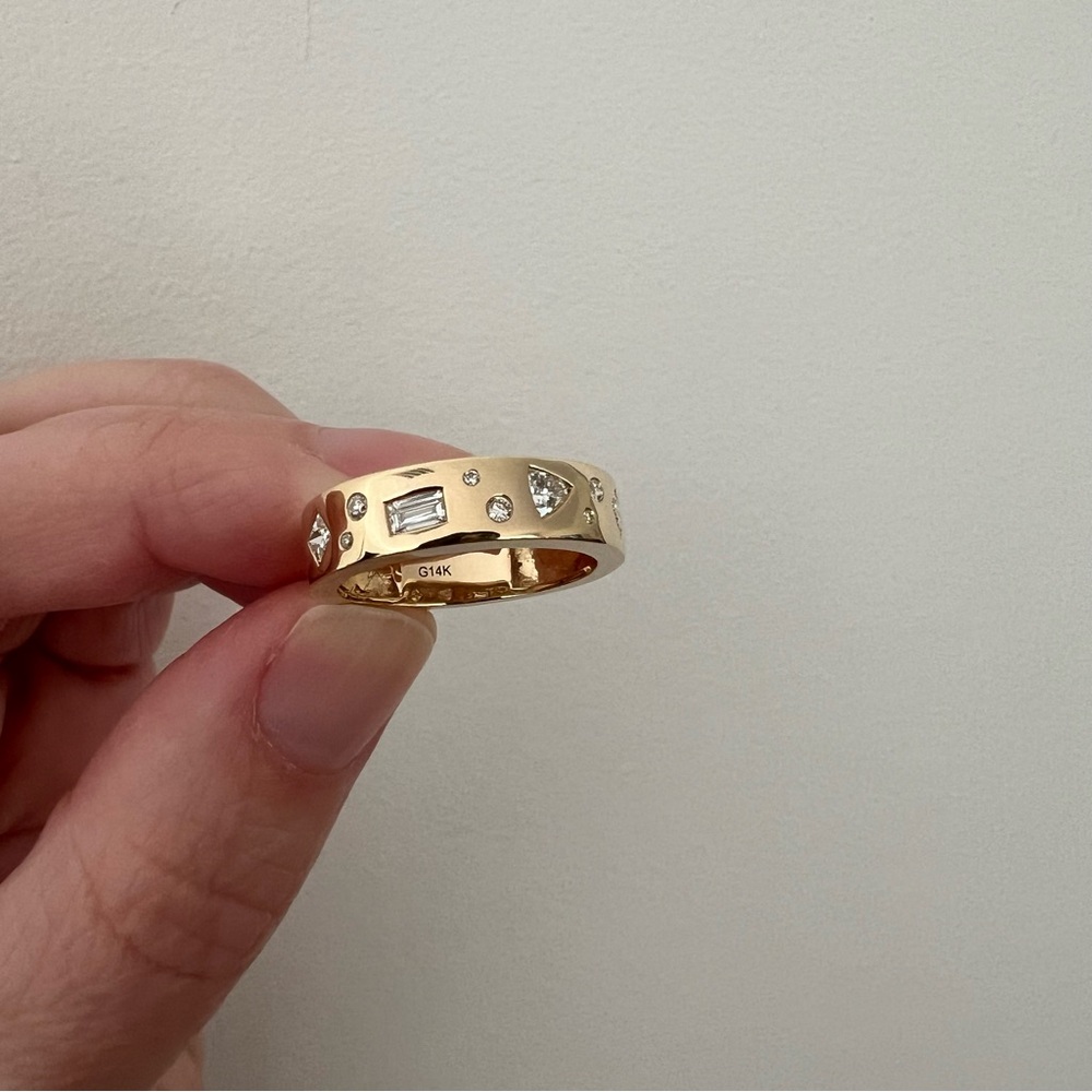 14k gold and diamond ring - Size 7 (US)